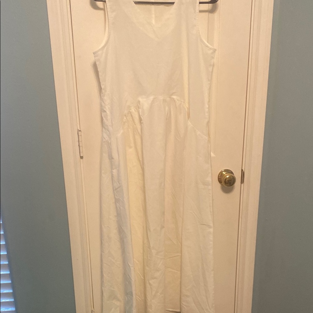 Elegant White Sleeveless Dress